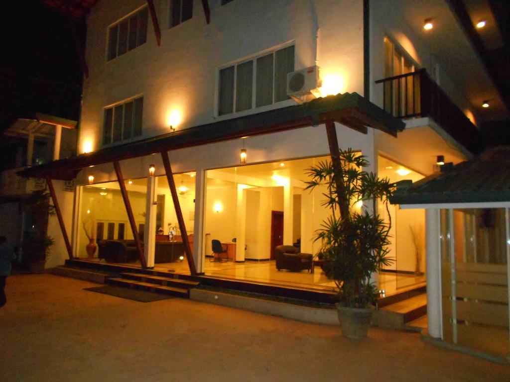 Onreech Hotel Seeduwa Exteriör bild